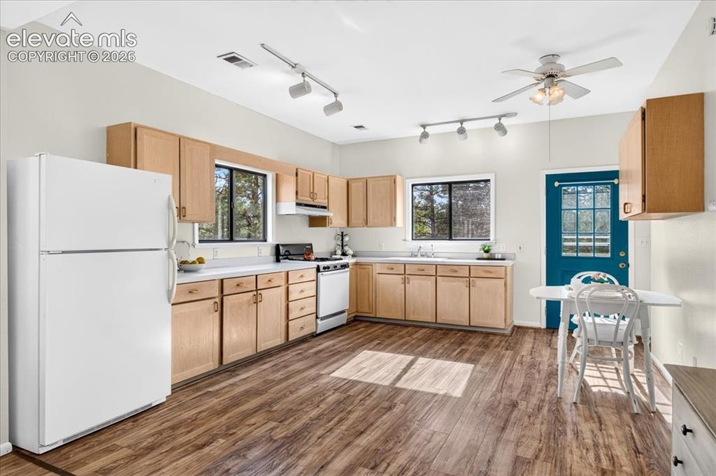 Image 9 of 38: Kitchen