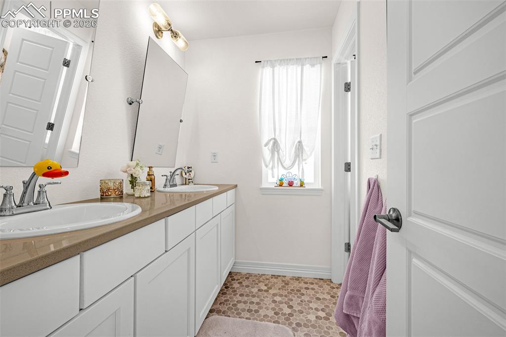 Image 17 of 44: Bathroom