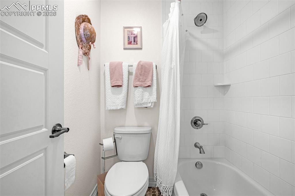 Image 18 of 44: Bathroom