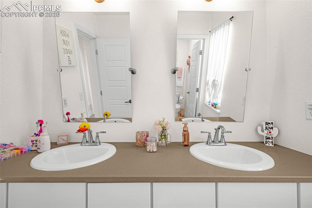 Image 19 of 44: Bathroom