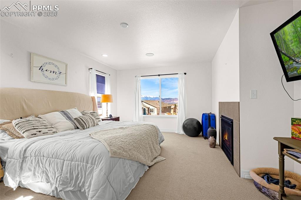 Image 23 of 44: Bedroom