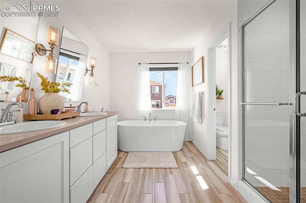 Image 26 of 44: Bathroom