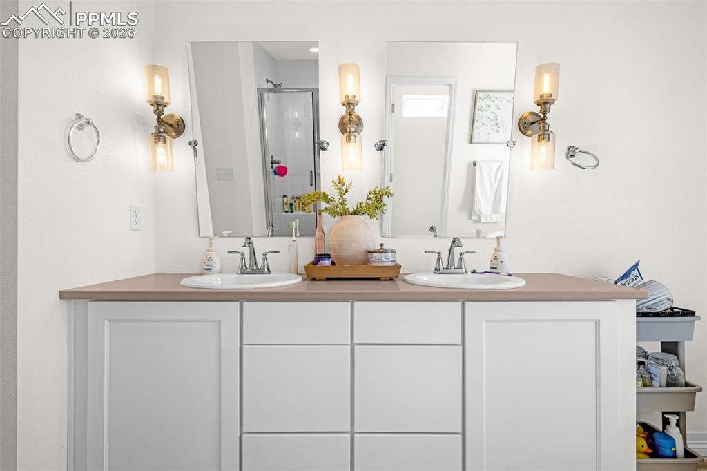 Image 27 of 44: Bathroom