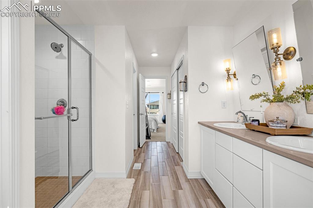 Image 28 of 44: Bathroom