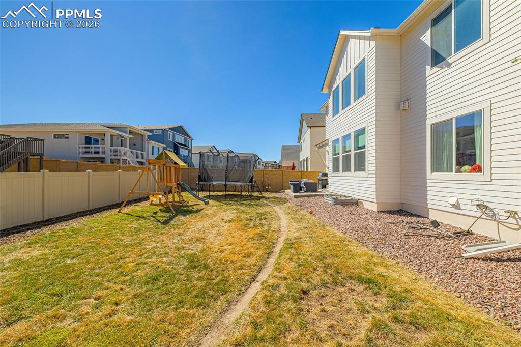 Image 32 of 44: Yard