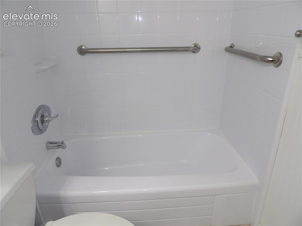 Image 13 of 31: Bathroom