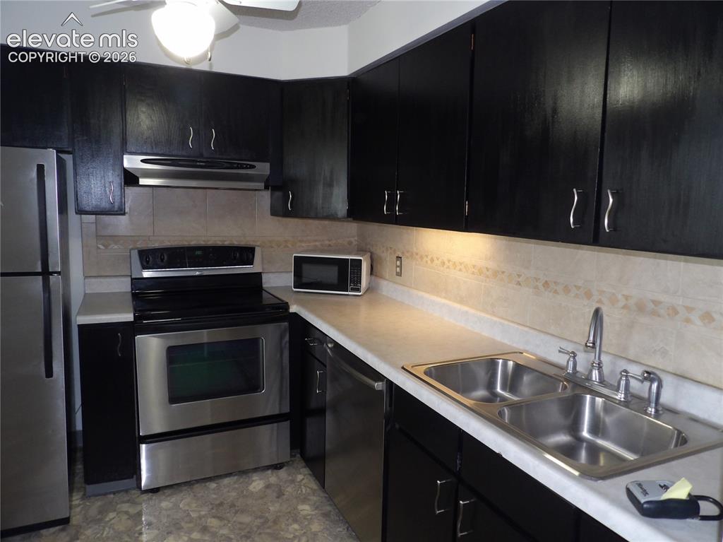Image 6 of 31: Kitchen