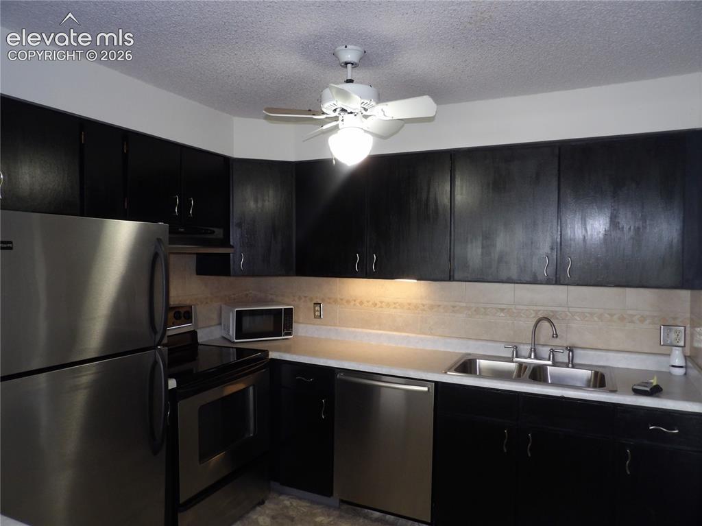 Image 7 of 31: Kitchen