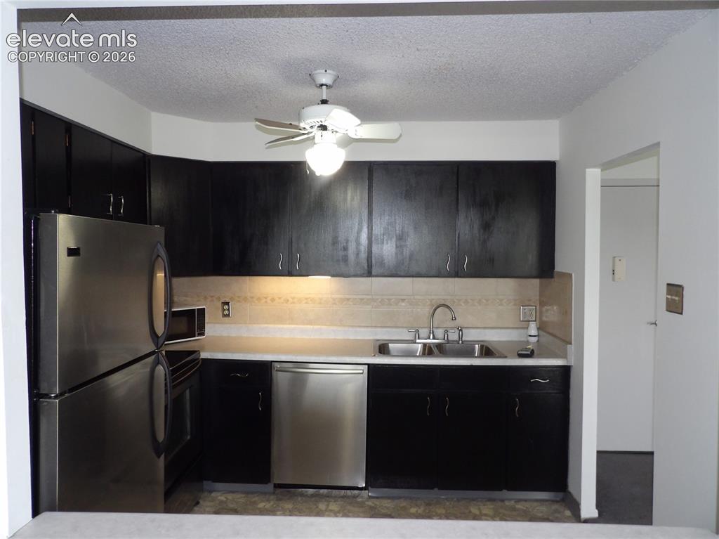 Image 8 of 31: Kitchen