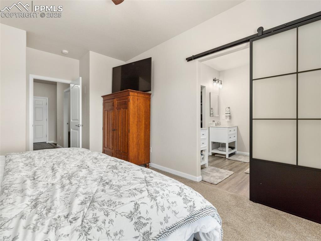 Image 18 of 31: Bedroom