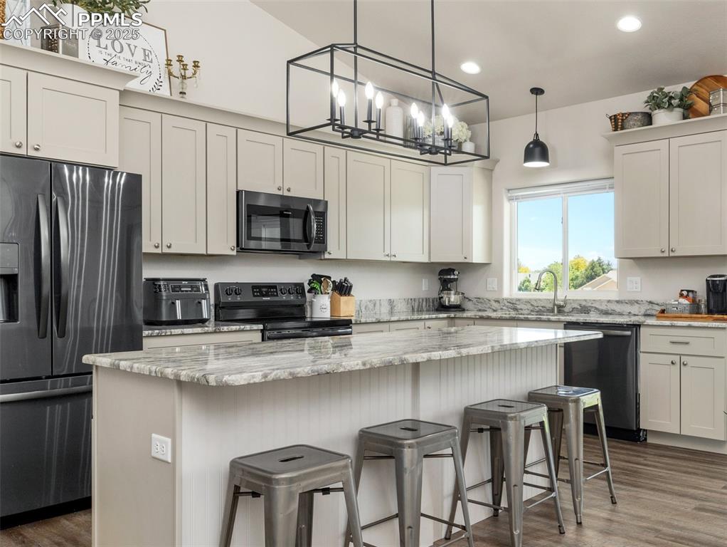 Image 7 of 31: Kitchen
