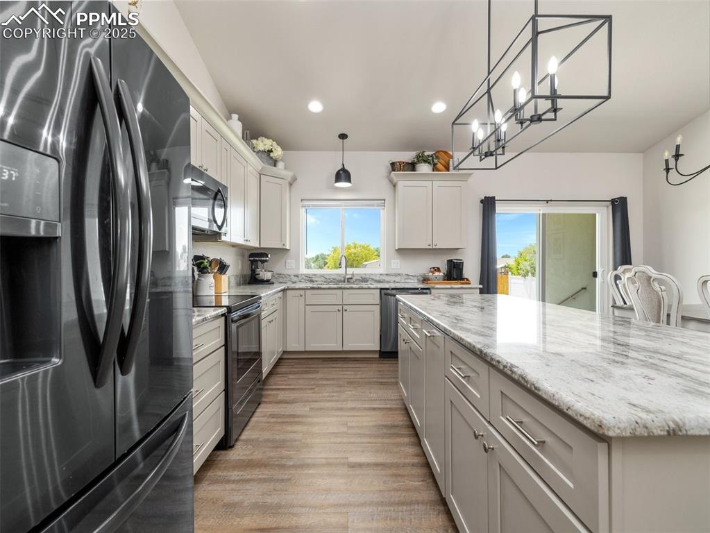 Image 8 of 31: Kitchen