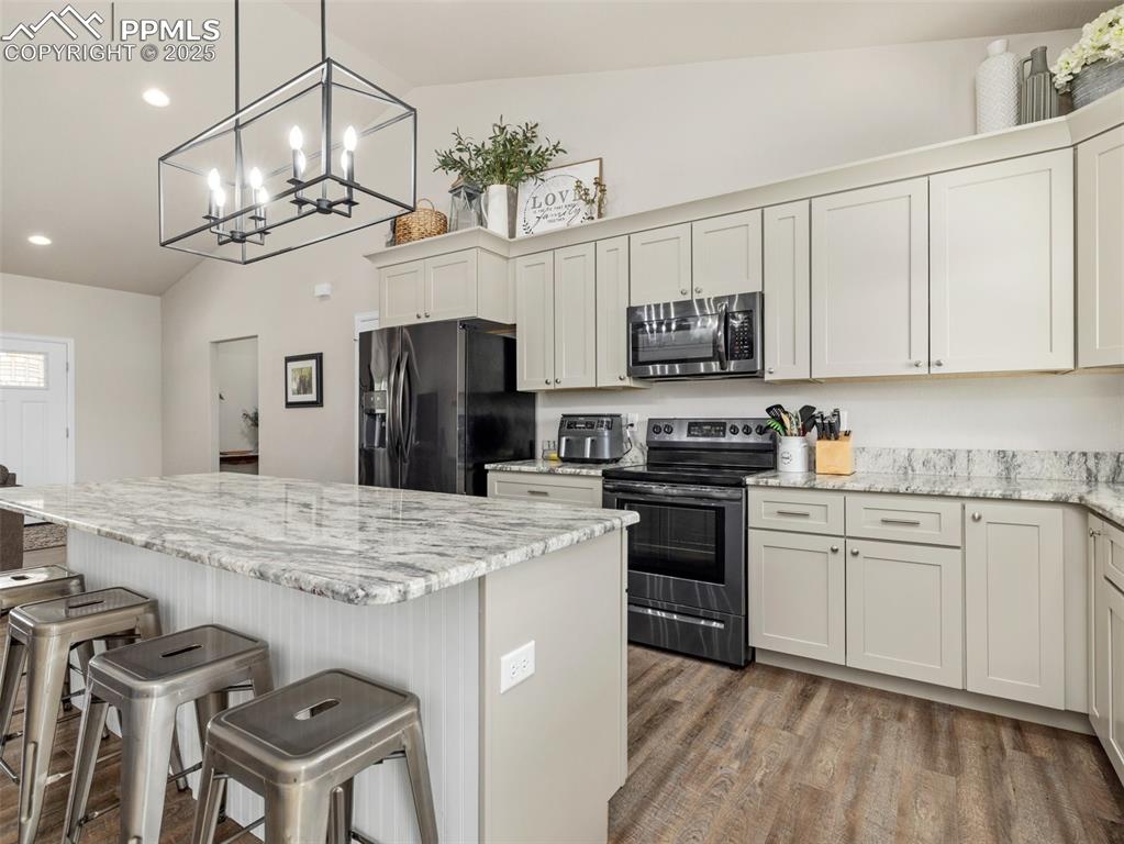 Image 9 of 31: Kitchen