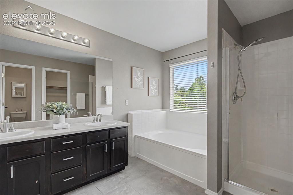 Image 17 of 40: Bathroom