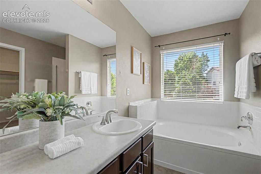 Image 18 of 40: Bathroom