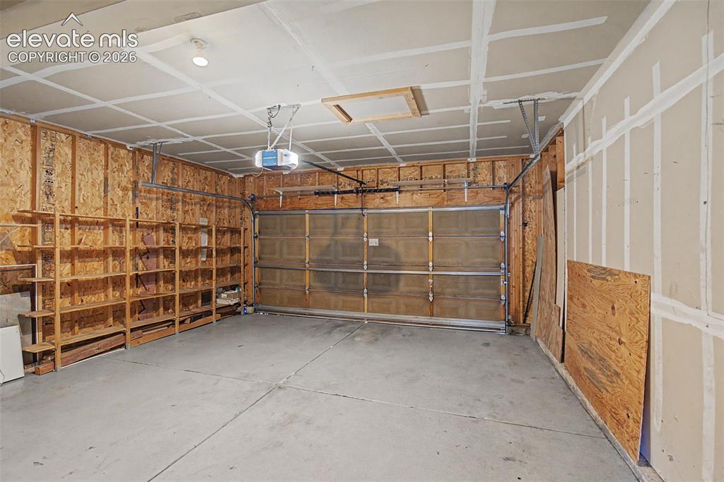 Image 36 of 40: Garage