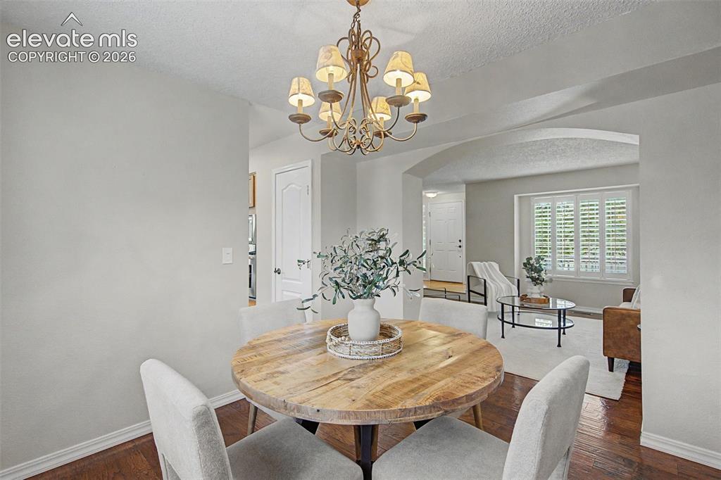Image 5 of 40: Dining Area