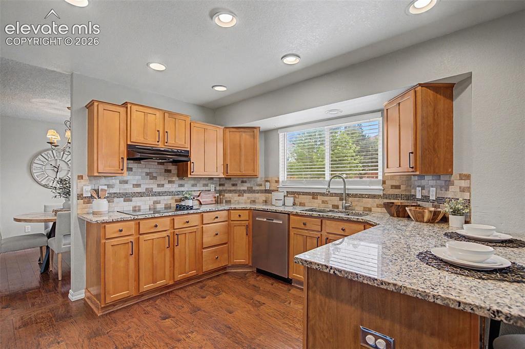 Image 7 of 40: Kitchen