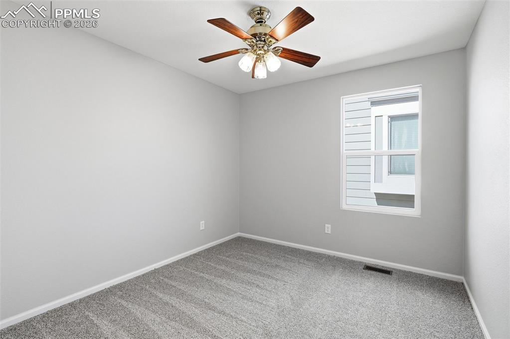 Image 18 of 36: Secondary bedroom 1