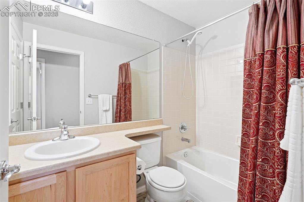 Image 19 of 36: Secondary bedroom 2