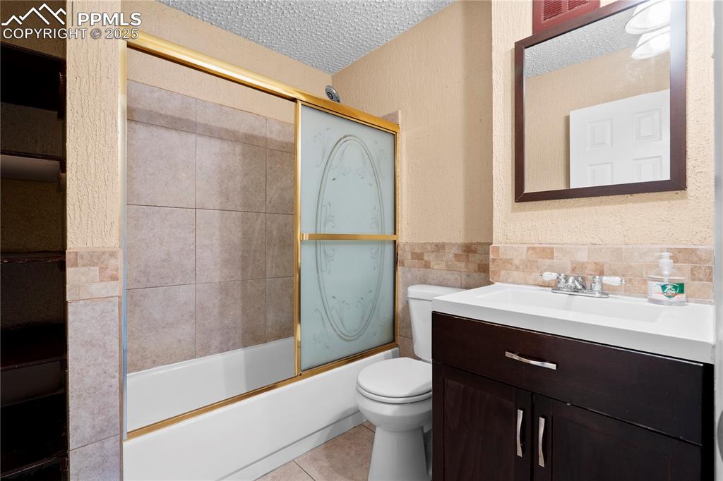 Image 13 of 26: Bathroom