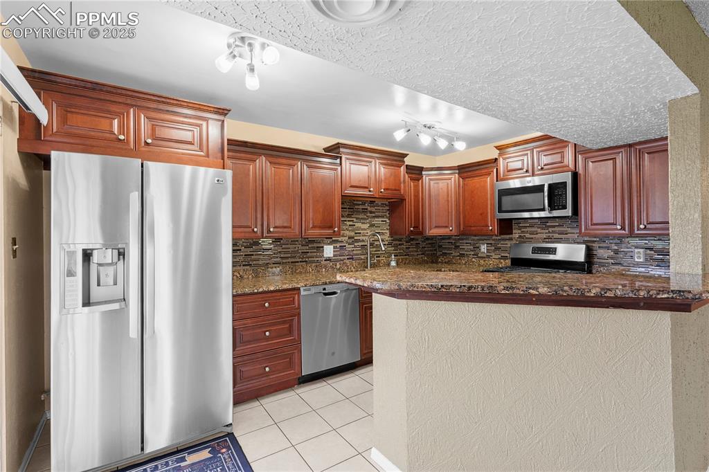 Image 4 of 26: Kitchen