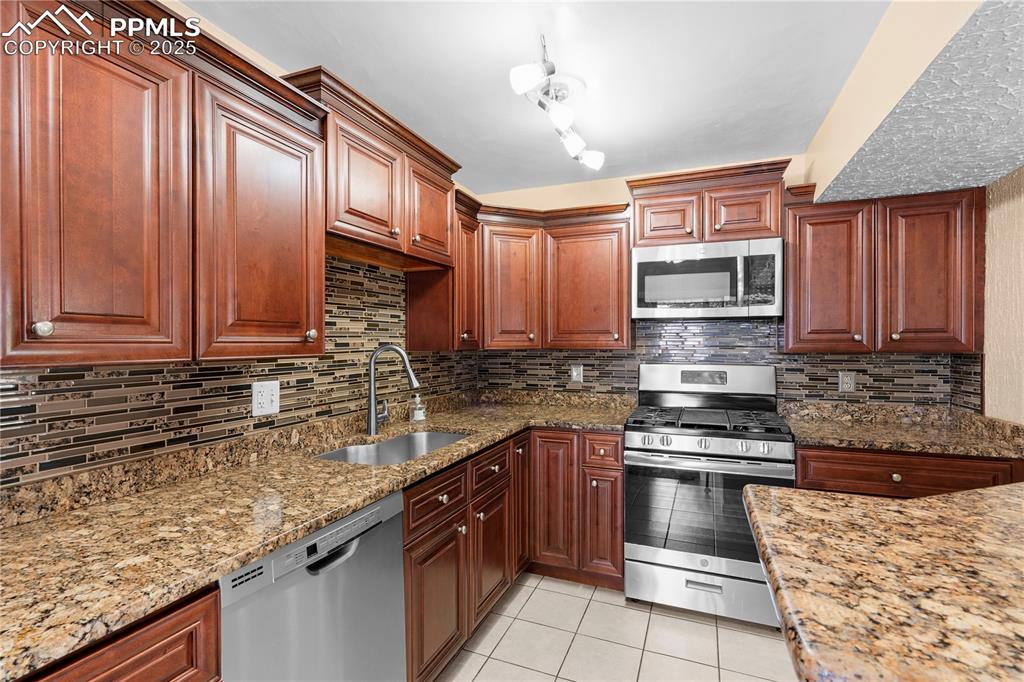 Image 5 of 26: Kitchen