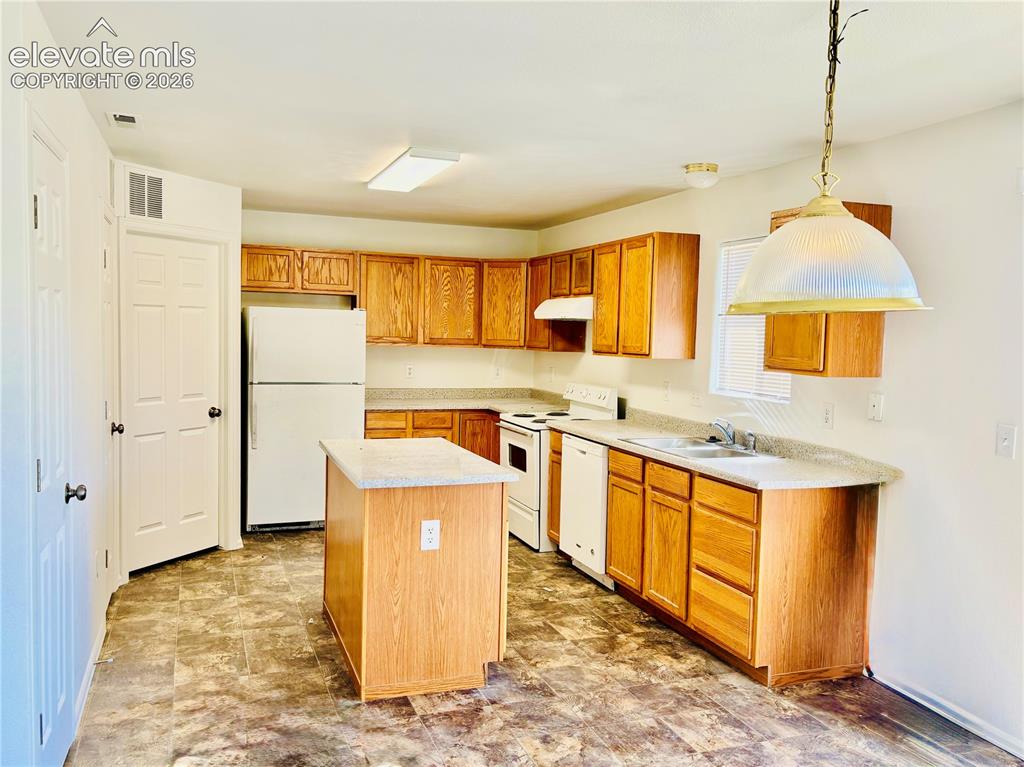Image 5 of 10: Kitchen