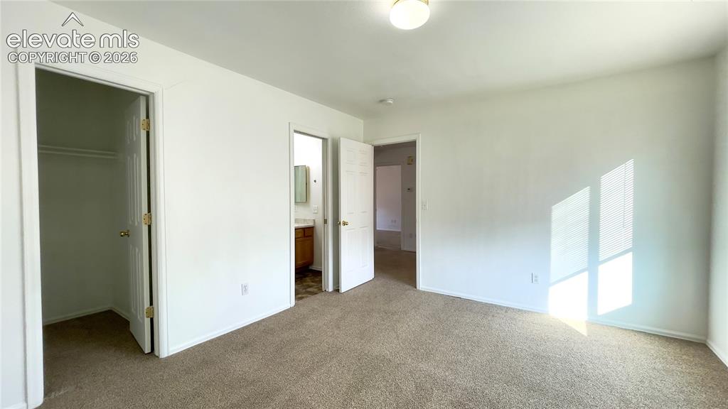 Image 8 of 10: Bedroom