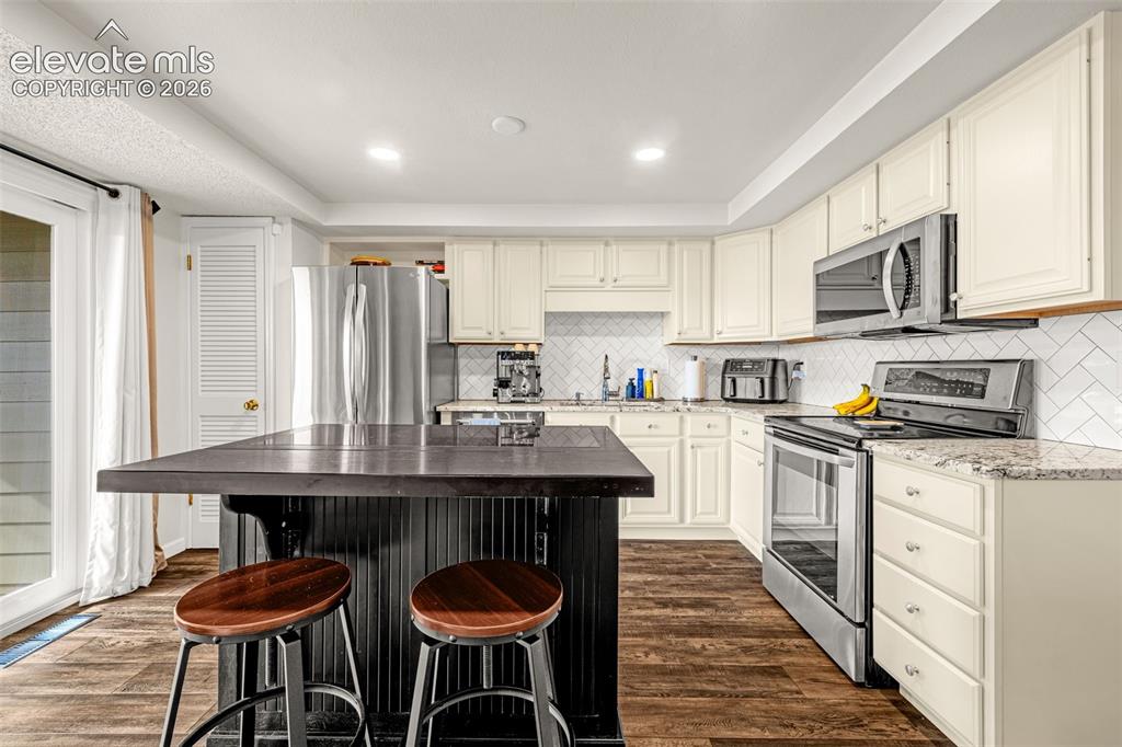 Image 4 of 26: Kitchen