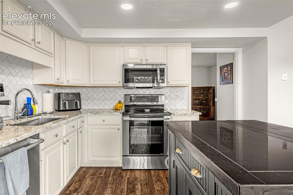 Image 7 of 26: Kitchen