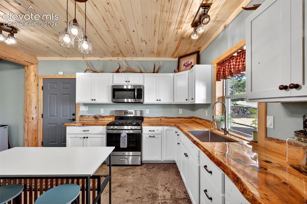 Image 10 of 50: Kitchen
