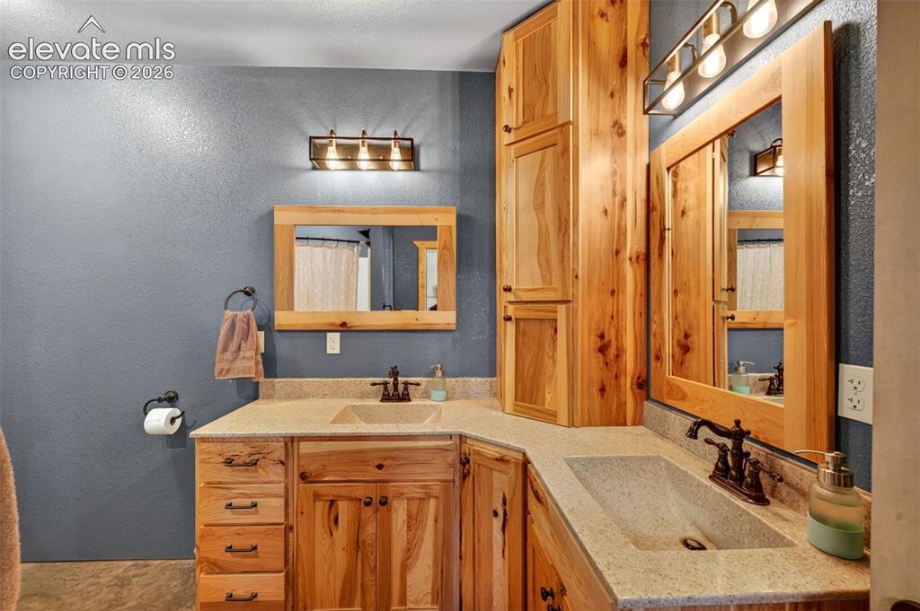 Image 11 of 50: Bathroom
