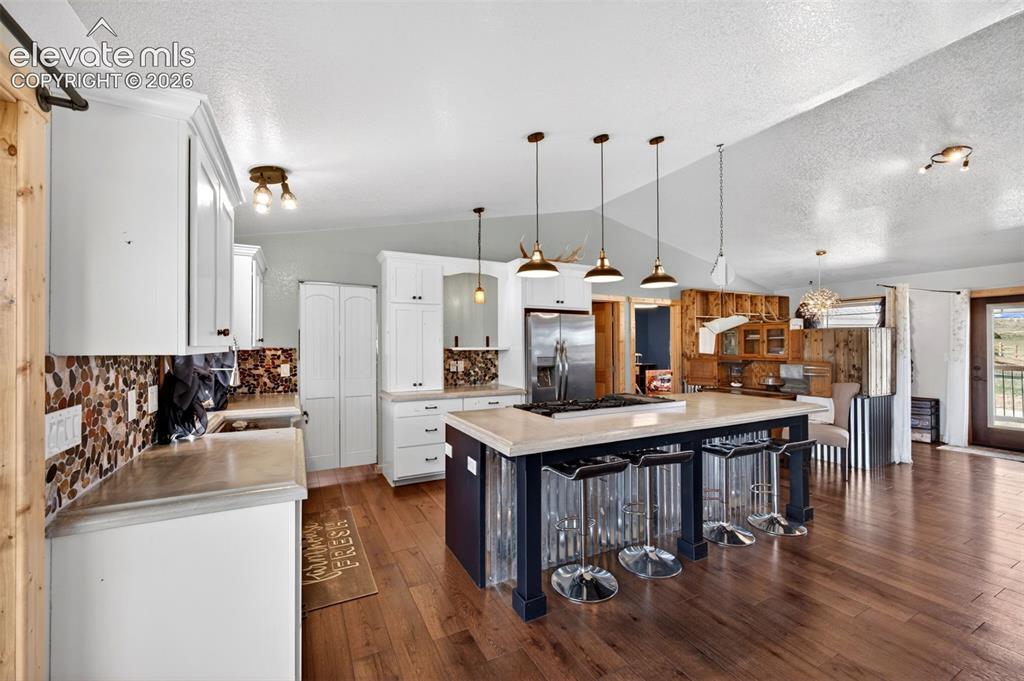Image 17 of 50: Kitchen