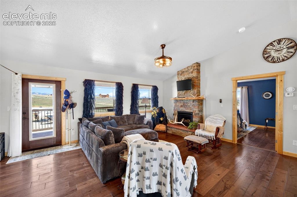 Image 18 of 50: Living Room