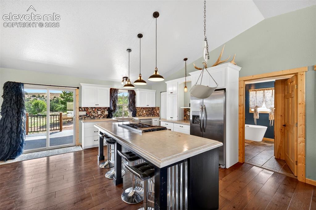 Image 19 of 50: Kitchen