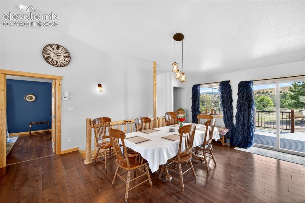 Image 20 of 50: Dining Area
