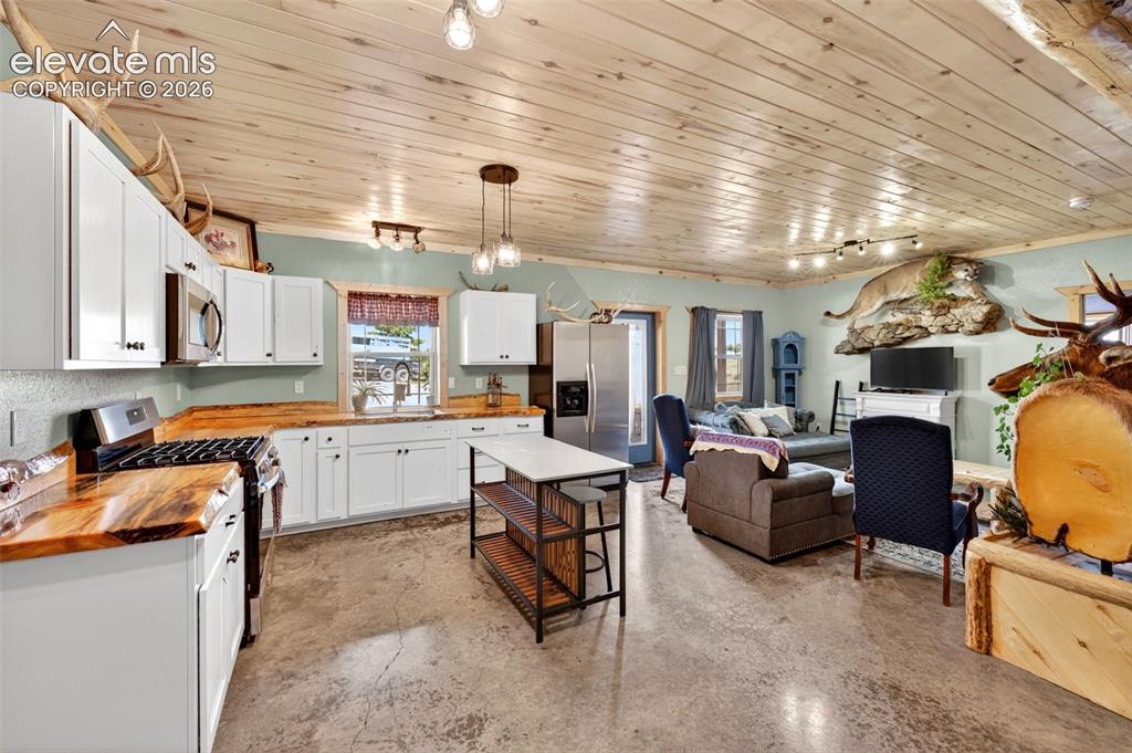 Image 8 of 50: Kitchen