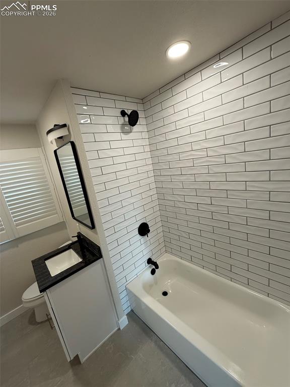 Image 10 of 30: Bathroom