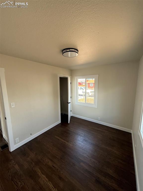 Image 26 of 30: Bedroom