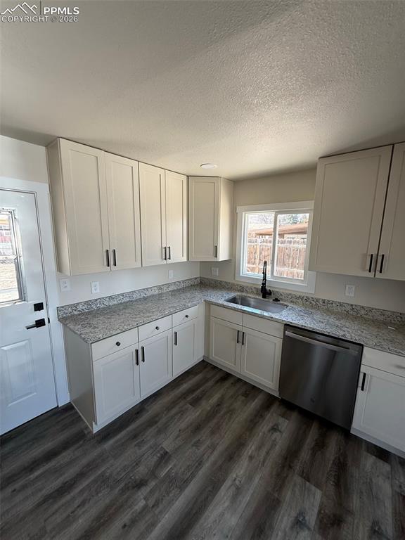 Image 3 of 30: Kitchen