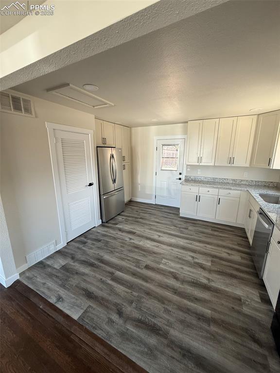 Image 4 of 30: Kitchen