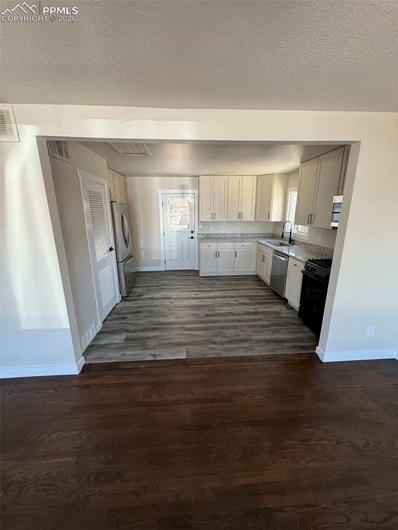 Image 7 of 30: Kitchen