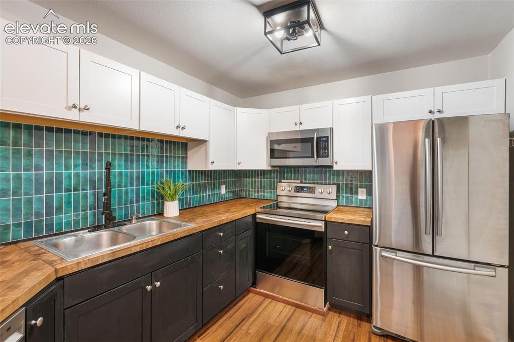 Image 10 of 42: Kitchen