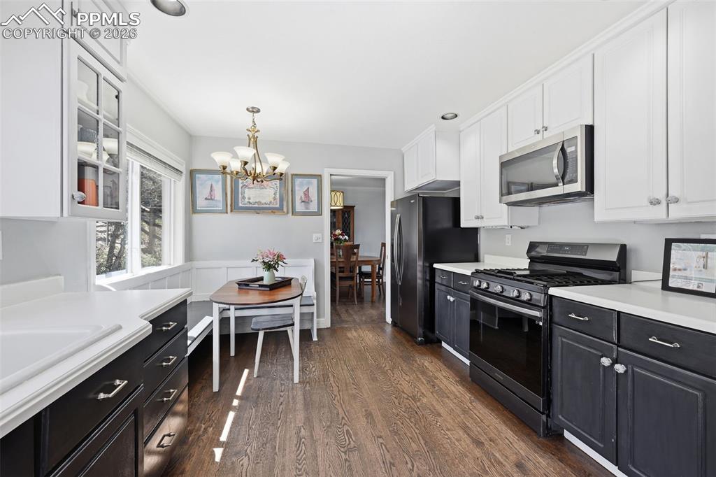 Image 11 of 26: Dining Area