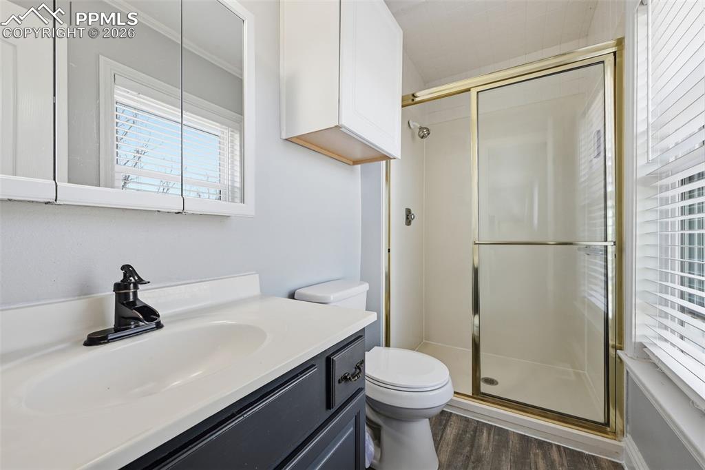 Image 18 of 26: Bathroom