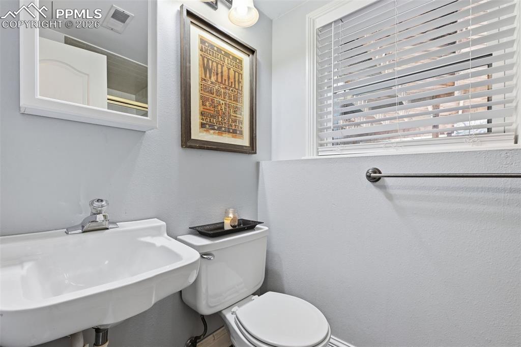 Image 22 of 26: Bedroom