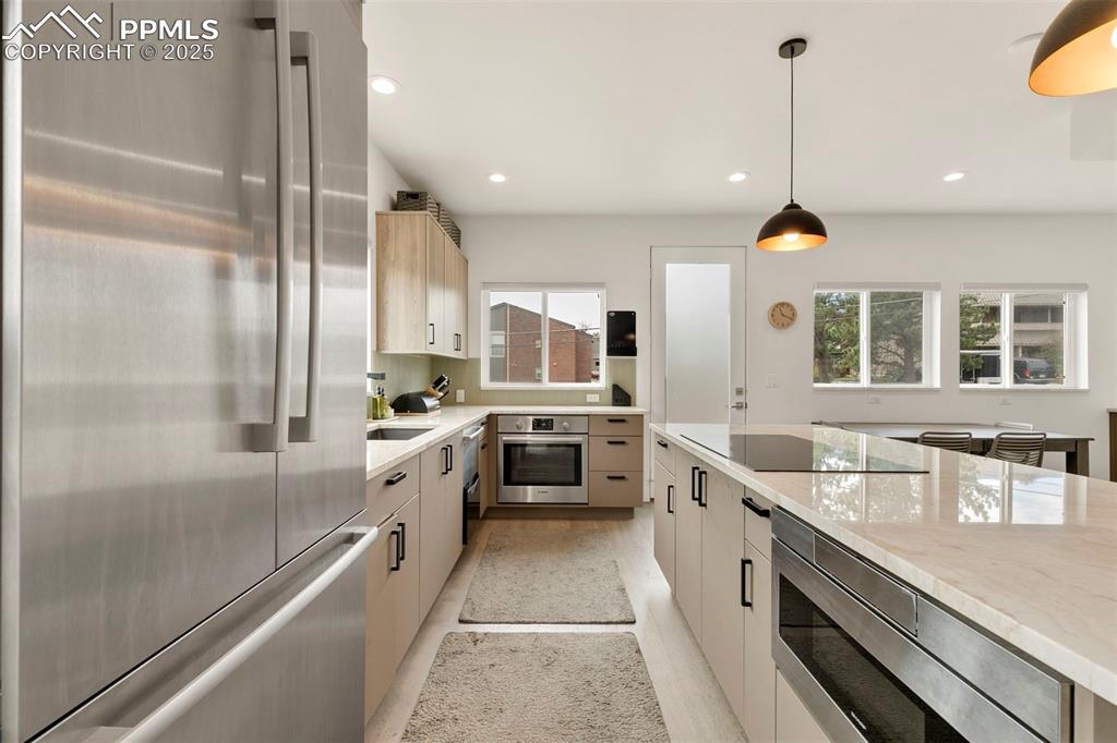 Image 13 of 39: Kitchen