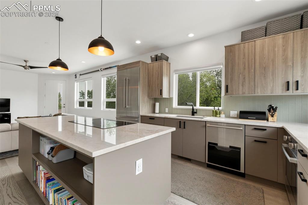 Image 14 of 39: Kitchen