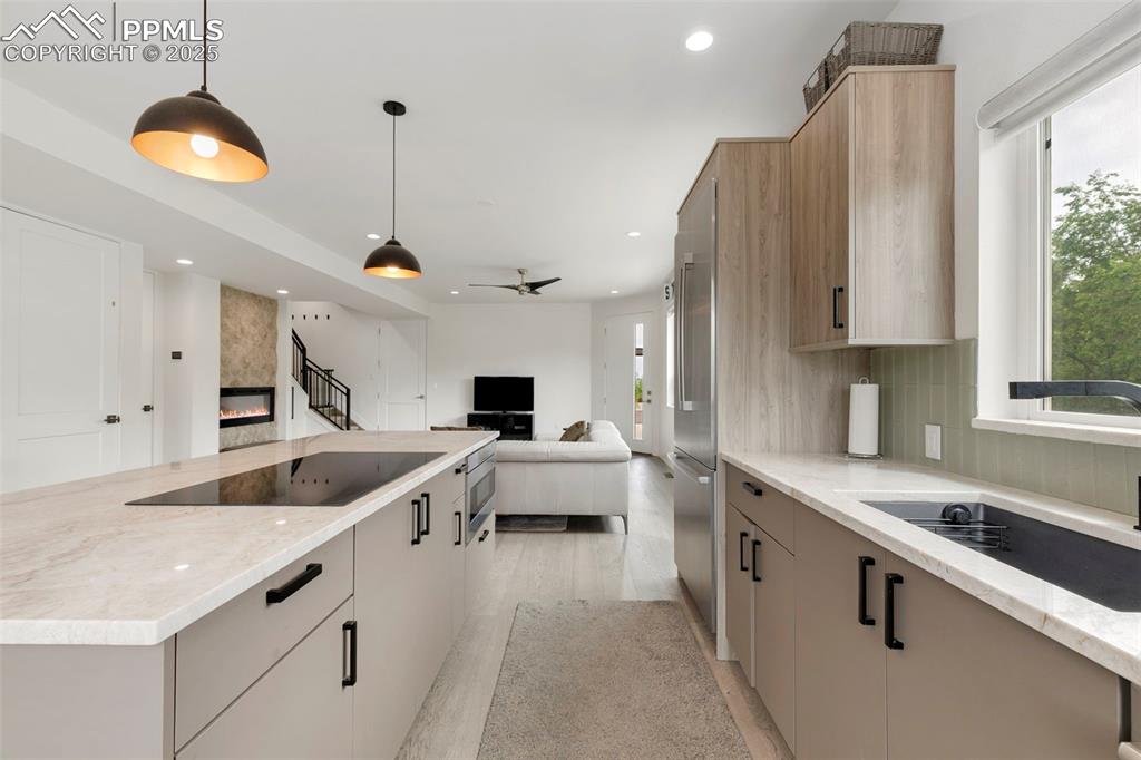 Image 15 of 39: Kitchen